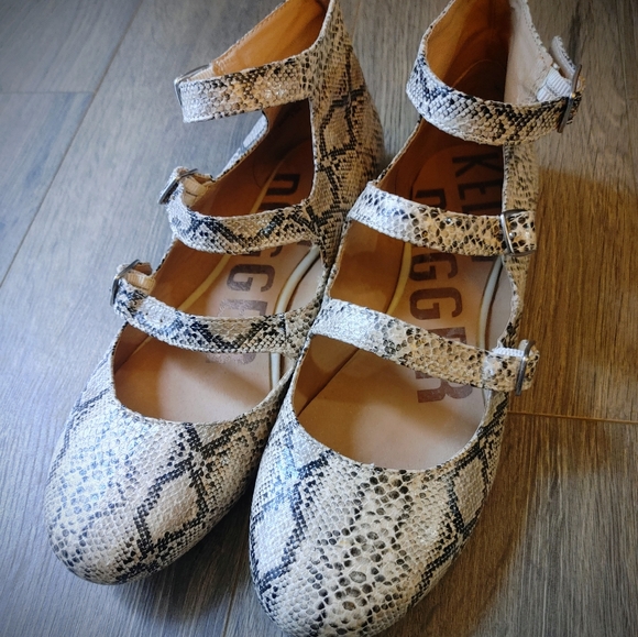 Kelsi Dagger Snakeskin Multi Strap Ankle Flats Size 7.5 - Picture 3 of 5